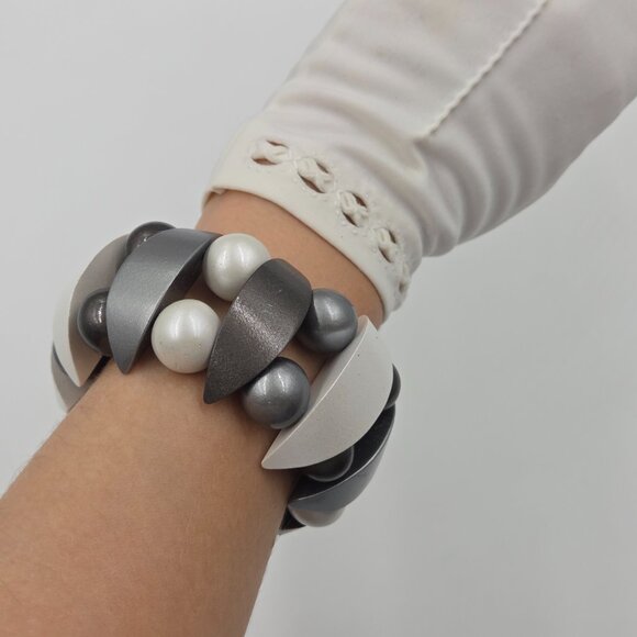 Vintage “Gray & Pearl” Stretch Bracelet 1990s - Picture 3 of 12